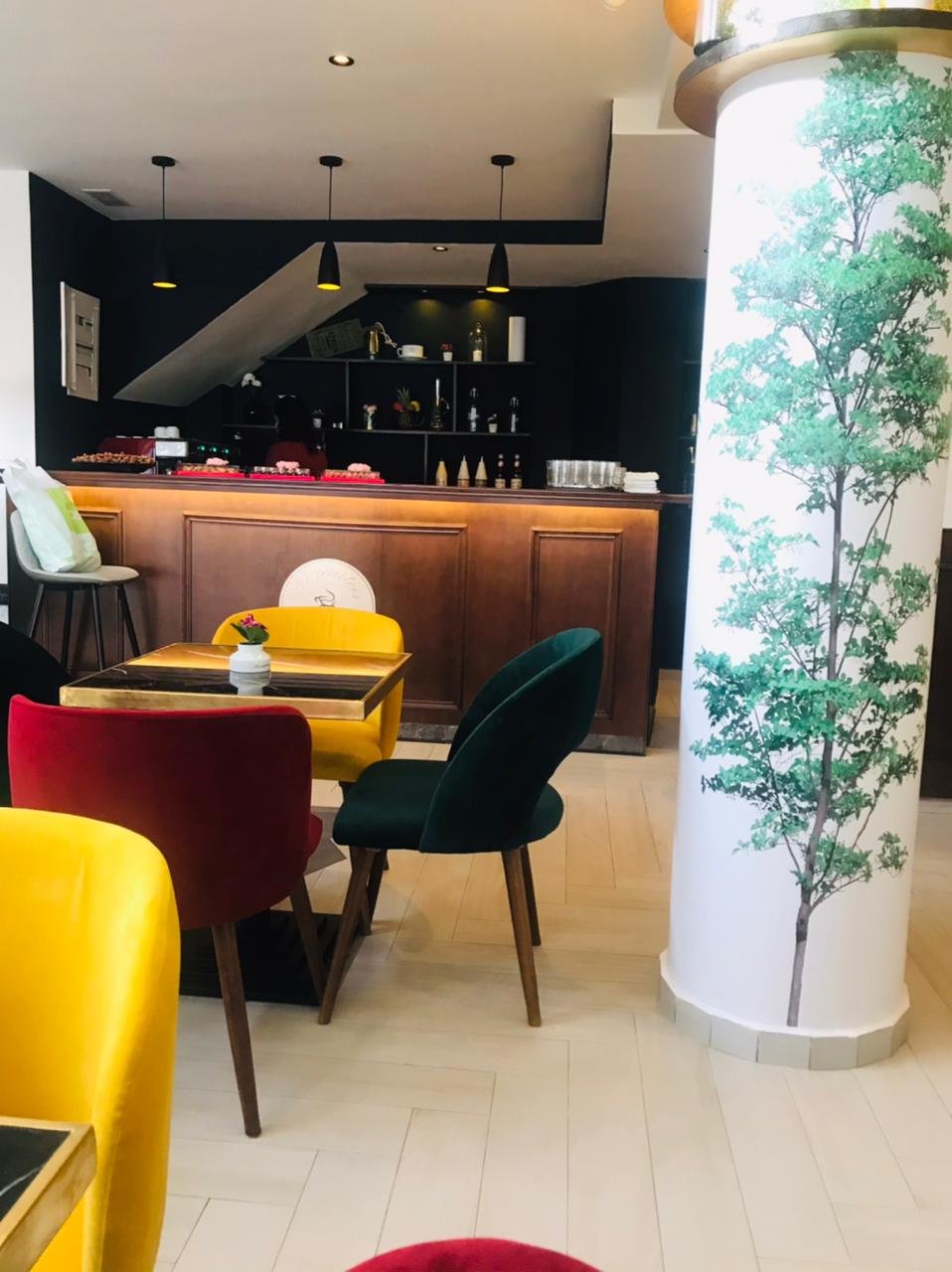 Comptoir en bois d'un café avec suspensions noires et mur sombre