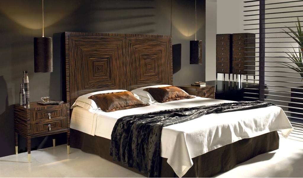 Chambre avec tête de lit en marqueterie de bois sombre et suspensions