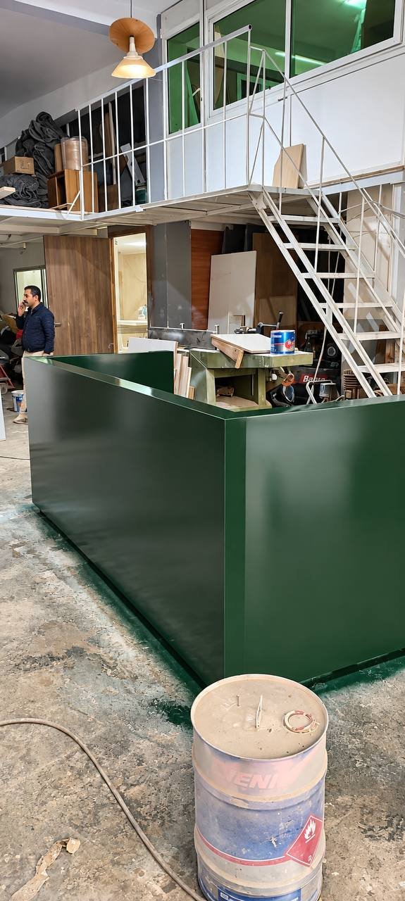 Montage du comptoir vert, échafaudage encore en place