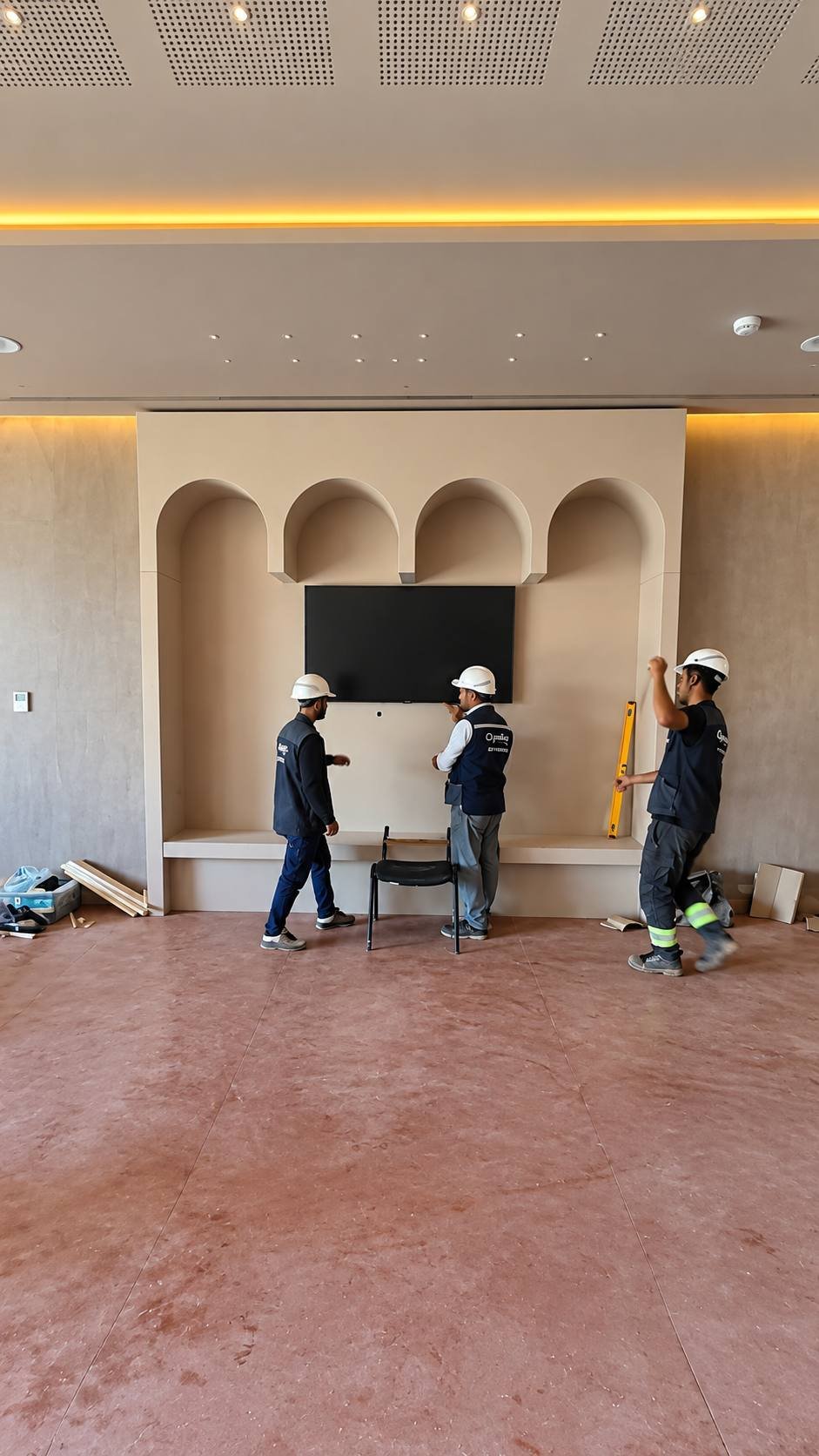 Mur à arcs en cours de finition par les équipes