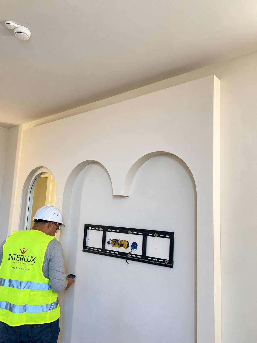 Pose du support d'écran sur le mur à arcs