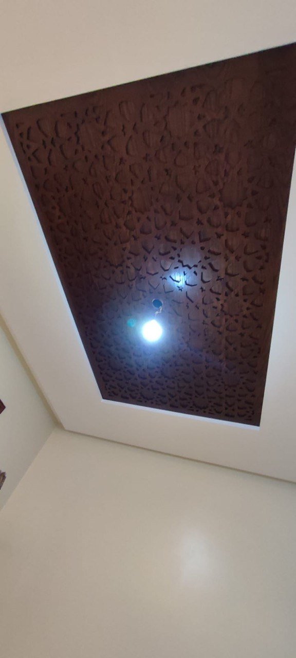 Plafond en moucharabieh de bois massif rétroéclairé