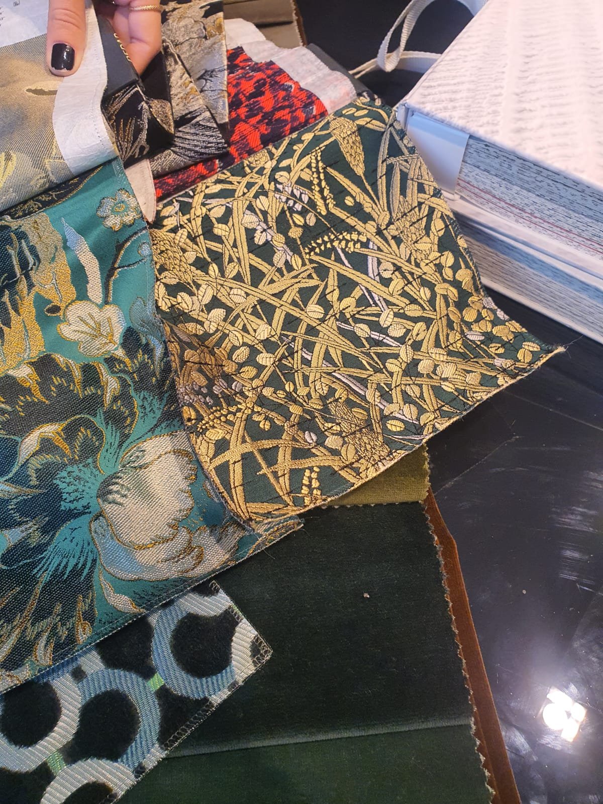 Tissus à motifs graphiques et floraux choisis pour un projet